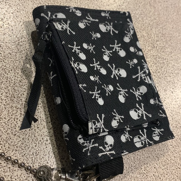 NWOT Skull & Cross Bones Tri-fold Wallet Purse with Chain Nylon/Velcro Closure - Picture 4 of 11